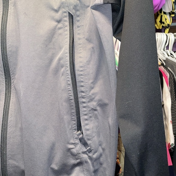 Boys lg 14-16 North Face wind breaker jacket back and gray - Picture 5 of 10
